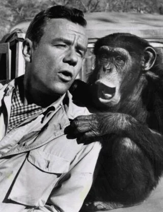 Marshall Thompson als dr. Tracy samen met chimpansee Judy