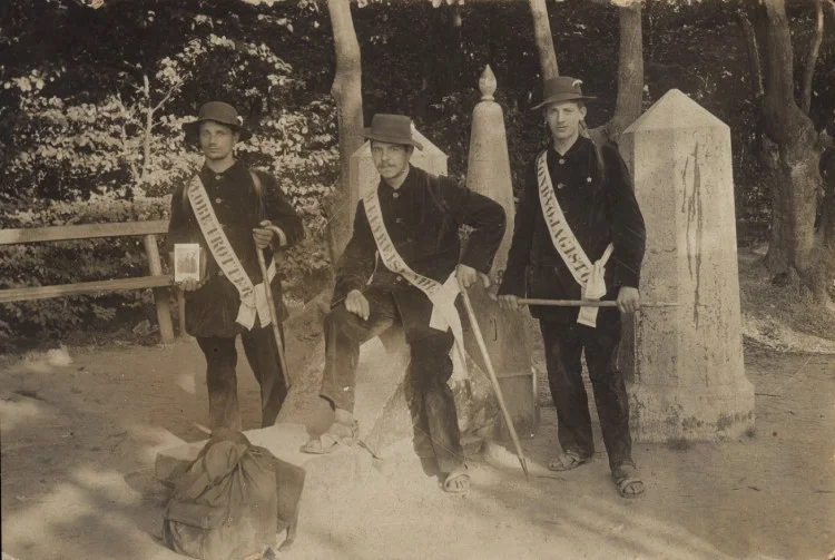 Poseren bij het Drielandenpunt te Vaals, fotograaf Johan Cohnen jr. Beeldmateriaal uit De wereldwandelaars © Joods Historisch Museum