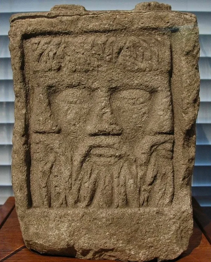 De driehoofdige Gallische godheid Lugus (Musée Saint-Rémi, Reims)