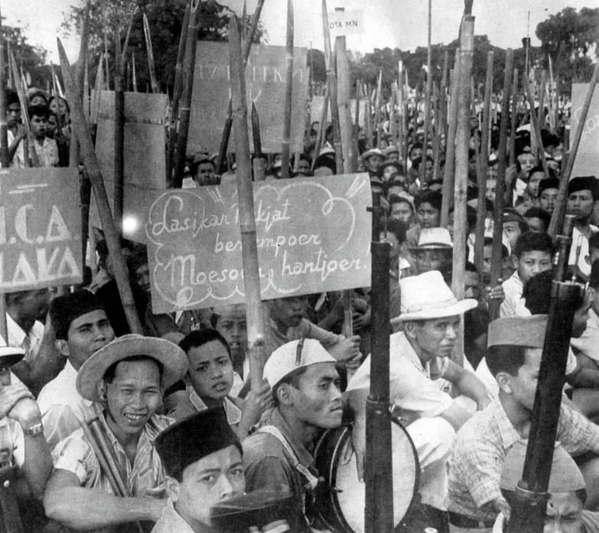 Pemoeda's op Java, bewapend met puntige bamboesperen, machettes en enkele geweren afkomstig van de Japanners, 1946