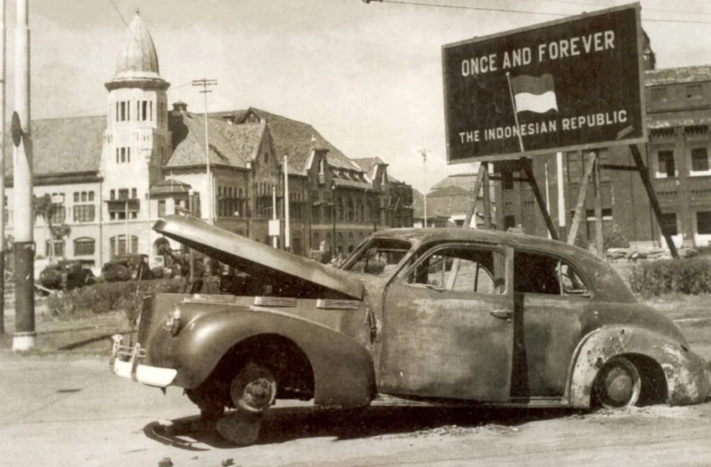 De uitgebrande auto van de Britse brigadier Aubertin Mallaby, op de plek waar hij werd gedood 