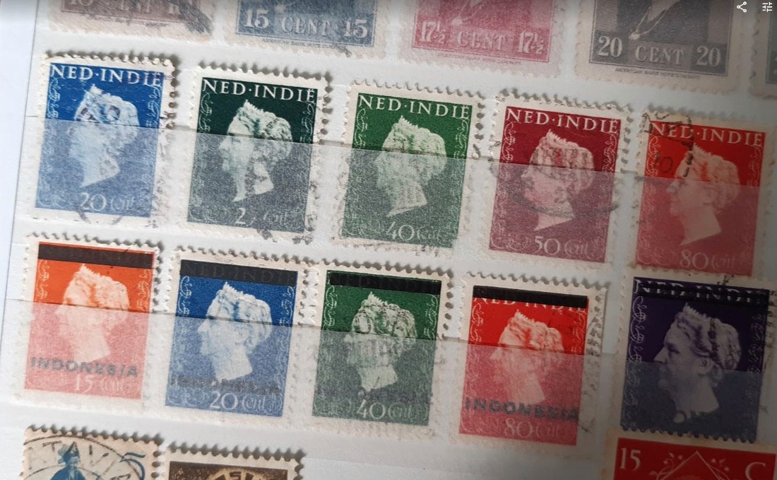 Postzegels uit Nederlands-Indië, met onderaan overgedrukte exemplaren, voor de nieuwe Republik Indonesia