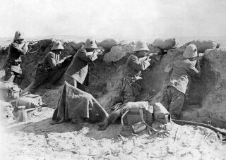 Italianen nemen Turken onder vuur in Tripoli, 1911