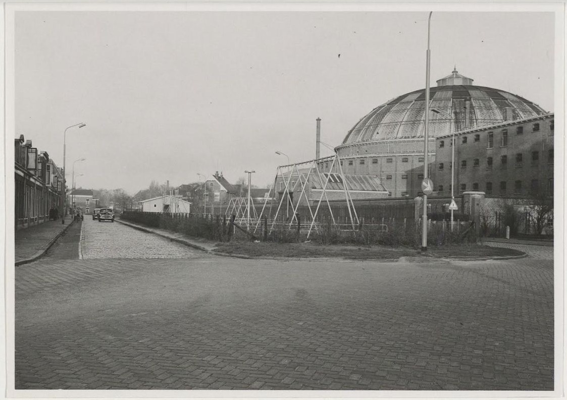 Papentorenvest. Hoek Harmenjansweg, ziende naar het oosten. Willem Jan van Borselen, 1949 – 1951, collectie Noord-Hollands Archief
