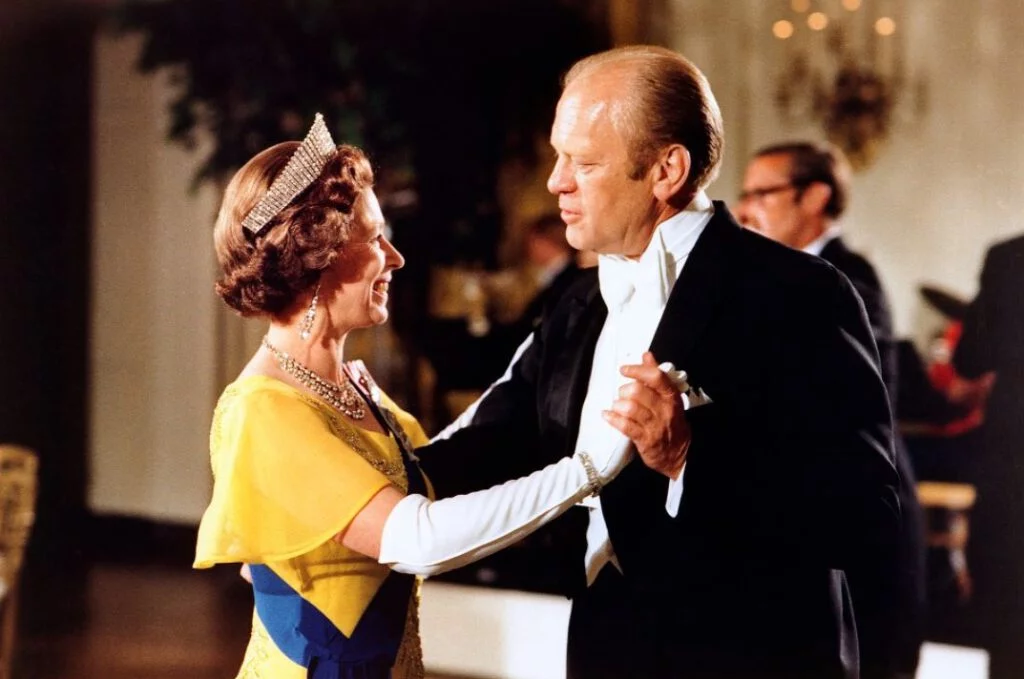 Koningin Elizabeth II danst met de Amerikaanse president, 1976 