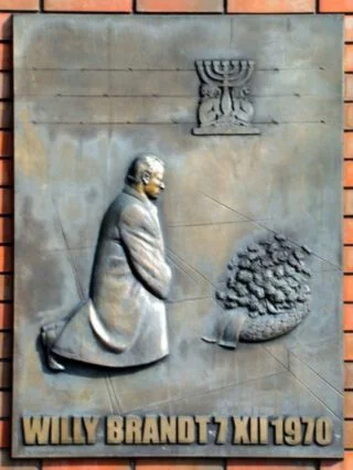 Plaquette in Warschau ter herinnering aan de 'Warschauer Kniefall'