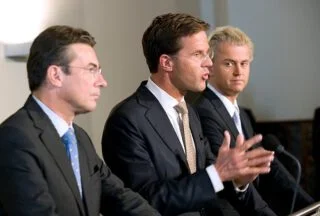 Geert Wilders (rechts) bij de presentatie van het regeerakkoord, samen met CDA-leider Maxime Verhagen (links) en de nieuwe premier Mark Rutte (midden)