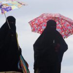 Twee islamitische vrouwen met gezichtsbedekkende kleding