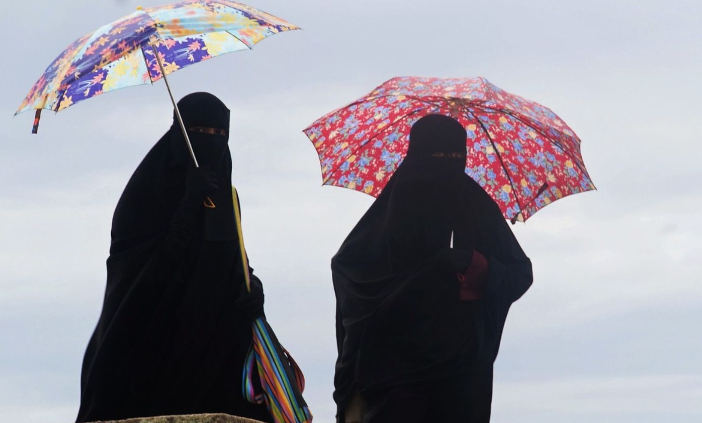 Twee islamitische vrouwen met gezichtsbedekkende kleding