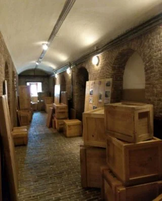 Kisten vol historische archieven en museumstukken werden tijdens de Tweede Wereldoorlog overgebracht naar het kasteel 
