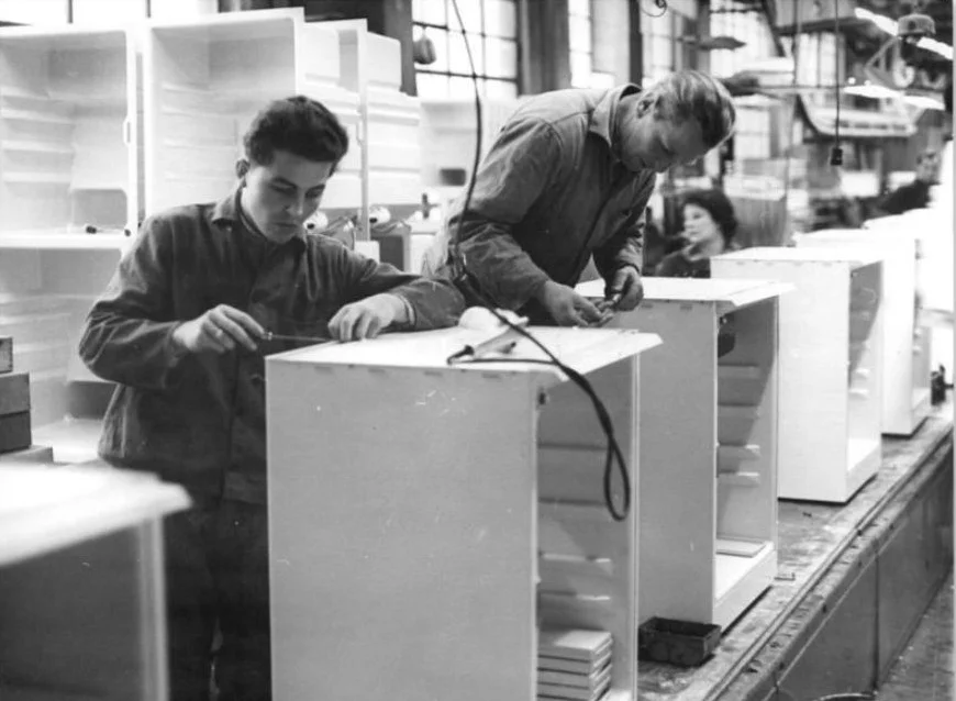Planeconomie - Arbeiders in een koelkastfabriek in de DDR