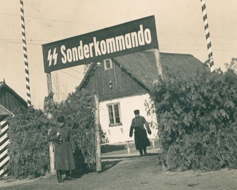 De toegangspoort van kamp Sobibor in voorjaar 1943