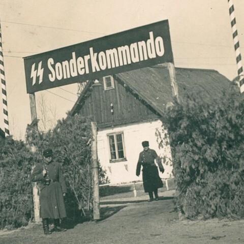 De toegangspoort van kamp Sobibor in voorjaar 1943