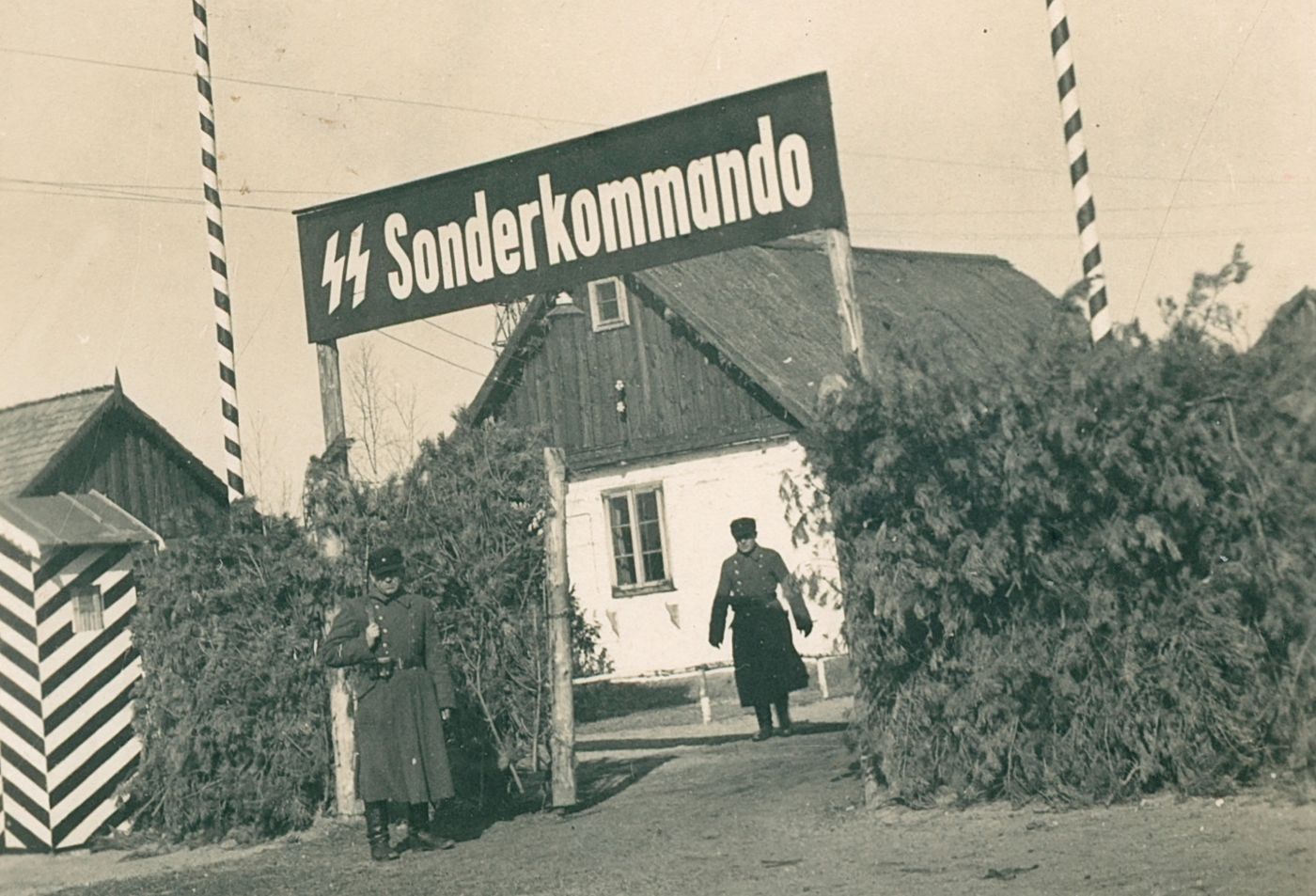 De toegangspoort van kamp Sobibor in voorjaar 1943