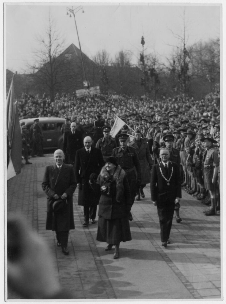 Aankomst Koningin Wilhelmina bij het Van Abbemuseum in Eindhoven, met links van haar L.J. Beel en rechts burgemeester A. Verdijk, 19 maart 1945 (foto: A. van Beurden; collectie RHC Eindhoven)
