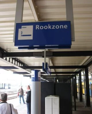 Rookzone op een treinstation