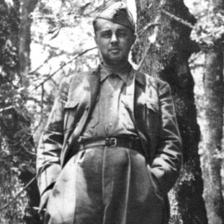 Enver Hoxha als partizaan, 1944