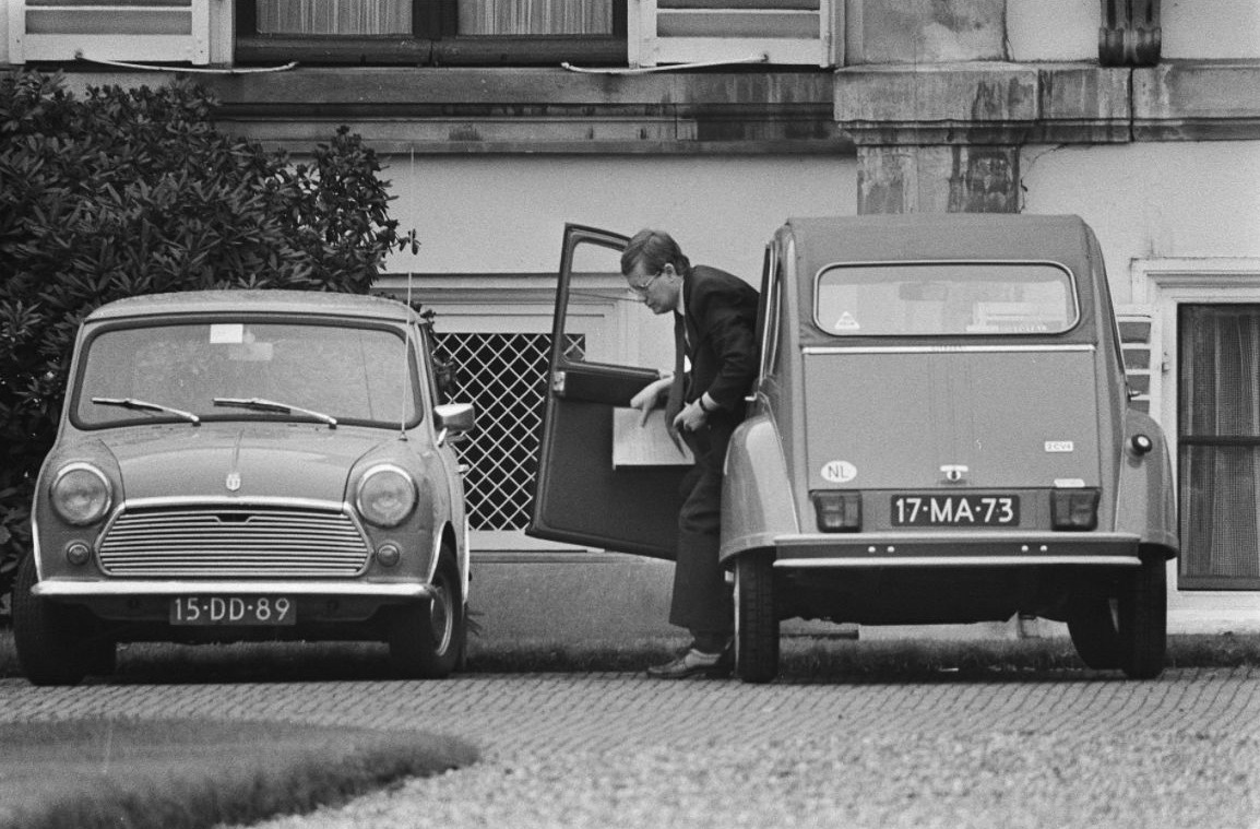 8 oktober 1977 - Hans Wiegel arriveert in een 'Lelijke Eend' bij Paleis Soestdijk