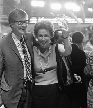 Hans Wiegel op een verkiezingsavond in 1970 samen met VVD-prominent Haya van Someren