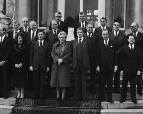 Bordesscène van de ministers van het kabinet-Van Agt I, met Hans Wiegel rechts van koningin Juliana