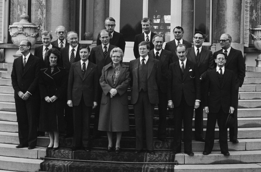 Bordesscène van de ministers van het kabinet-Van Agt I, met Hans Wiegel rechts van koningin Juliana