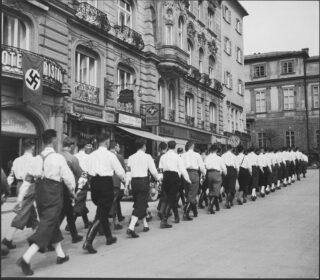Marcherende nazi's in Salzburg, maart 1938