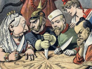 Keizer Wilhelm II zet zijn mes in China in deze Franse spotprent uit de jaren 1890 terwijl de Russische tsaar, de Britse koningin Victoria, de Franse Marianne en Japan misprijzend toekijken.