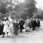Evacués uit het Elisabethgasthuis onderweg, begeleid door een verpleegster met een witte vlag.