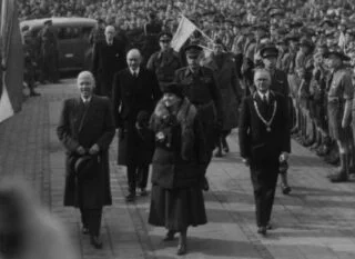 Aankomst Koningin Wilhelmina bij het Van Abbemuseum in Eindhoven, met links van haar L.J. Beel en rechts burgemeester A. Verdijk, 19 maart 1945