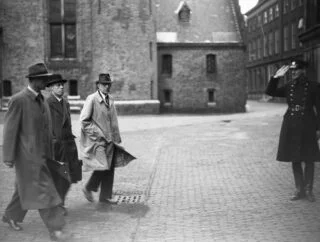 Opening Tweede Kamer. Ministers begeven zich naar de Tweede Kamer - 25 september 1945