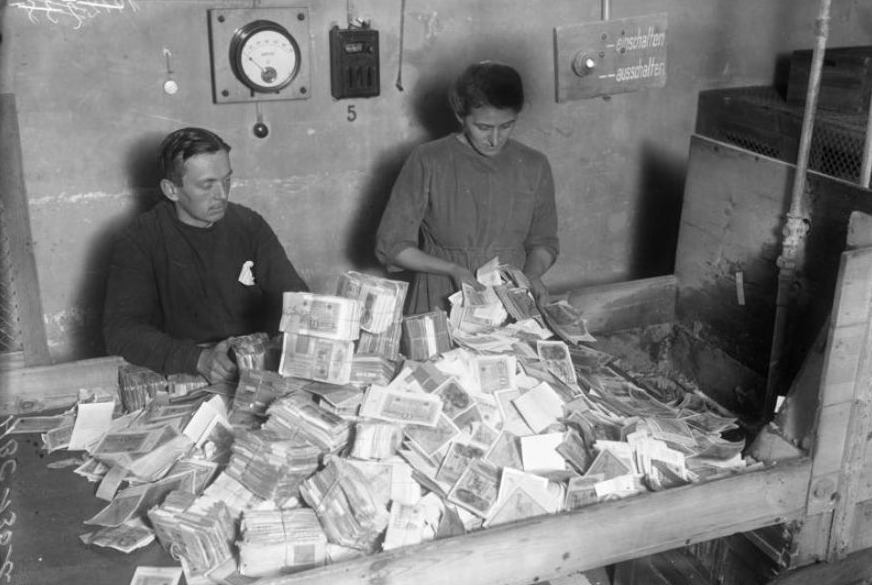 Vernietiging van Duits papiergeld na het invoeren van de Rentenmark. 