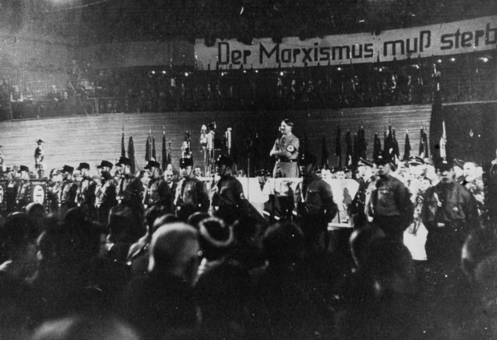 Adolf Hitler tijdens de verkiezingscampagne van 1933