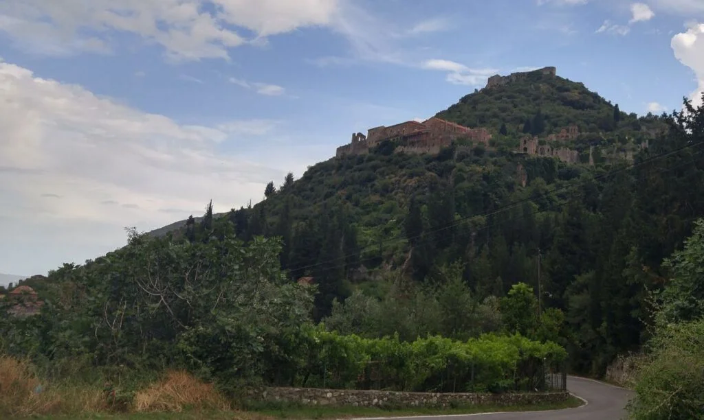 De heuvelstad Mystras met de ruïnes van het Byzantijnse Despotenpaleis (dichtstbij de camera) en van de Frankische burcht (verderop). Deze regionale hoofdstad groeide uit tot een belangrijk centrum van geleerdheid gedurende de laat-Byzantijnse periode 