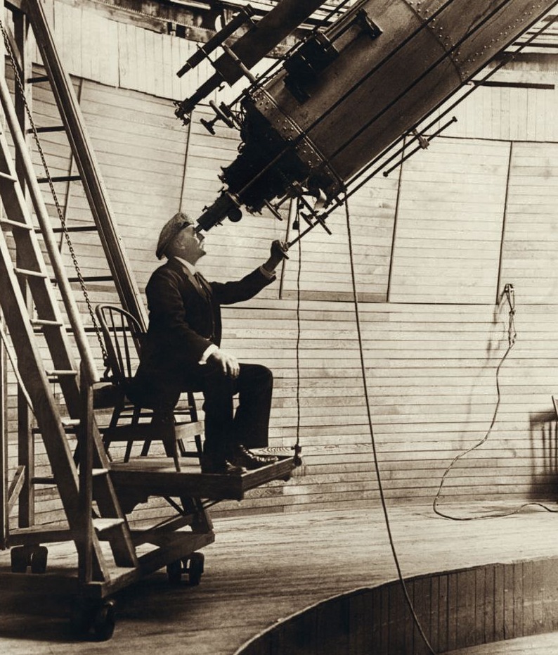 Percival Lowell bekijkt Mars door zijn telescoop
