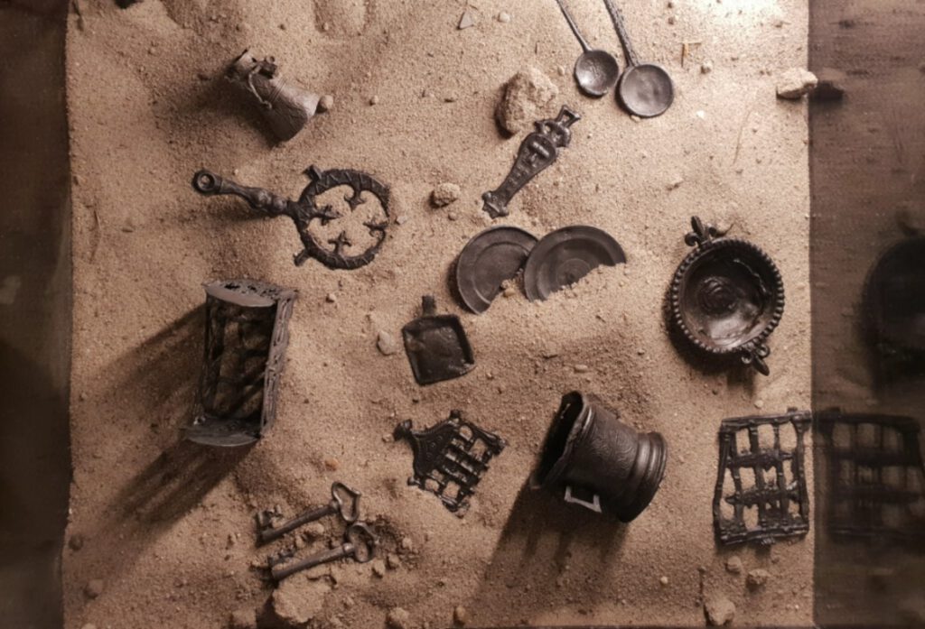 Metalen speelgoedfiguurtjes, gevonden in de gracht van Alva, 16e eeuw