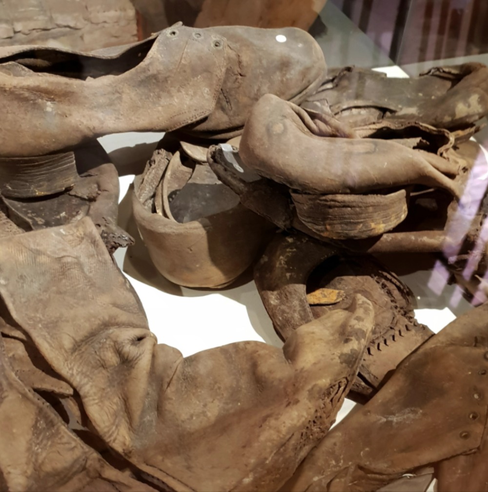 Leren schoenen, gevonden in gedempte sloot bij Dorkwerd, eind 19e eeuw