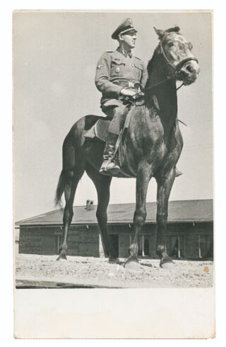 Geposeerde portretopname van Niemann te paard gezeten in de zomer van 1943.