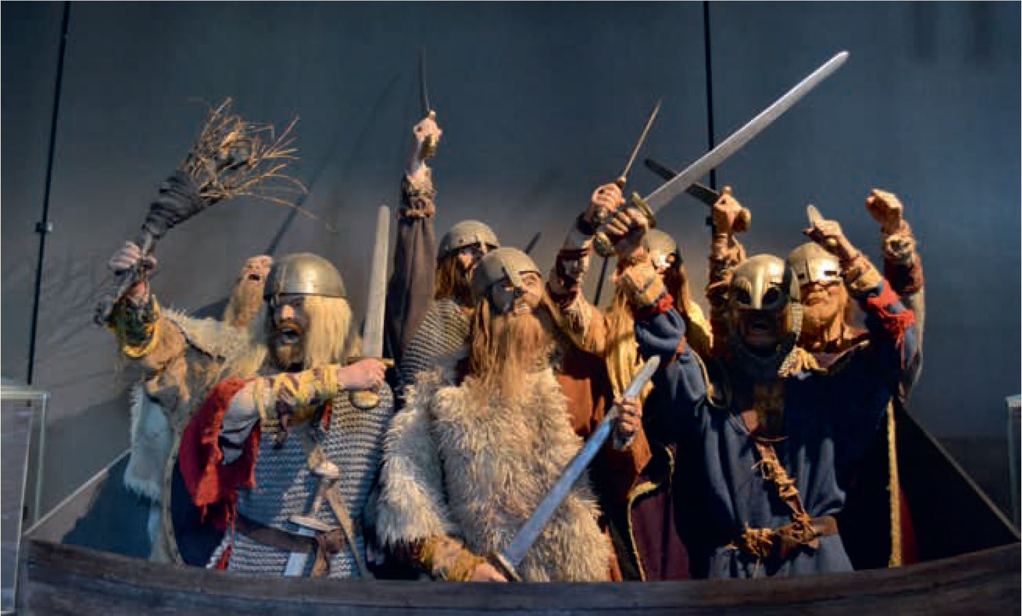 Noorse zelfspot: woeste Vikingen, klaar voor de aanval. Arkeologisk museum i Stavanger, foto H.M.D. Dekker; afb. uit Vikingen.