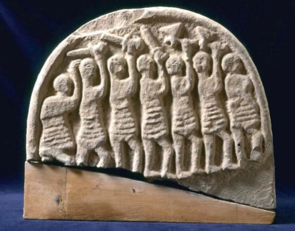 De ‘Viking Domesday Stone’ (negende eeuw), die waarschijnlijk herinnert aan de aanslag op de abdij van Lindisfarne. English Heritage; afb. uit Vikingen.