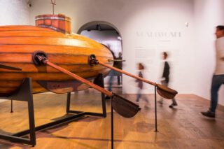 Dit model uit de tentoonstelling “Gamechangers” uit 2017 is een interpretatie van hoe de duikboot van Drebbel er mogelijk uit heeft kunnen zien.  
