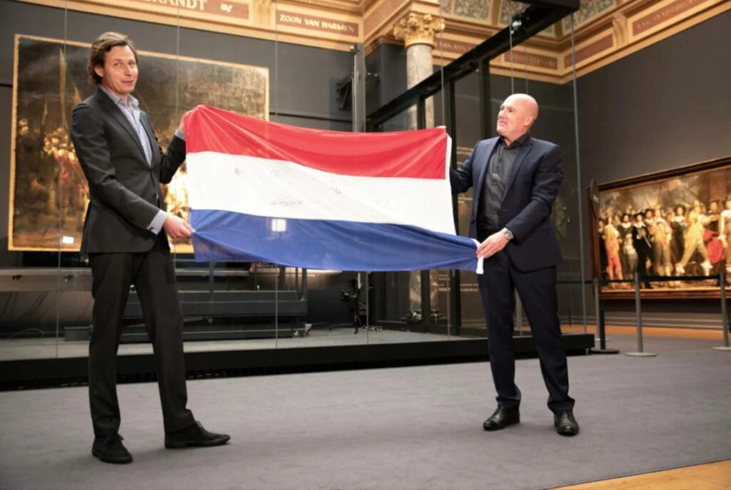Overhandiging vlag André Kuipers aan het Rijksmuseum