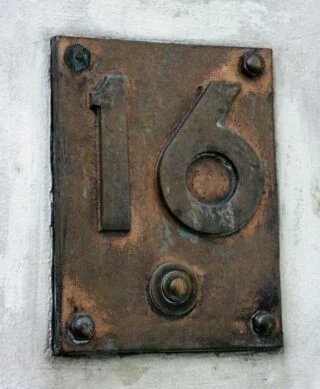 Deurbel en huisnummer van Wetstraat 16