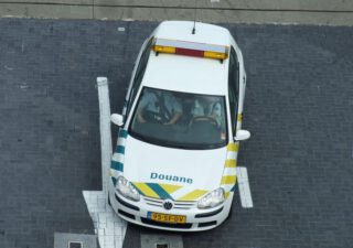 Voertuig van de douane op Schiphol