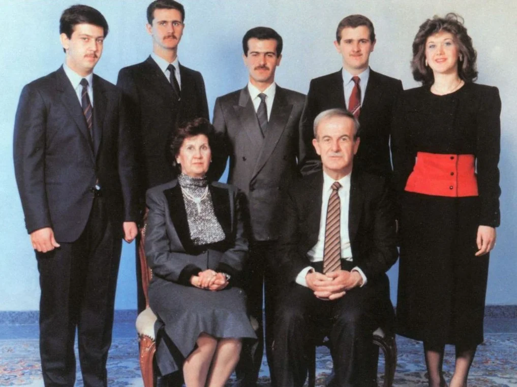 Assad en zijn vrouw, Anisa Makhlouf; achterste rij, van links naar rechts: Maher, Bashar, Bassel, Majid en Bushra, 1994
