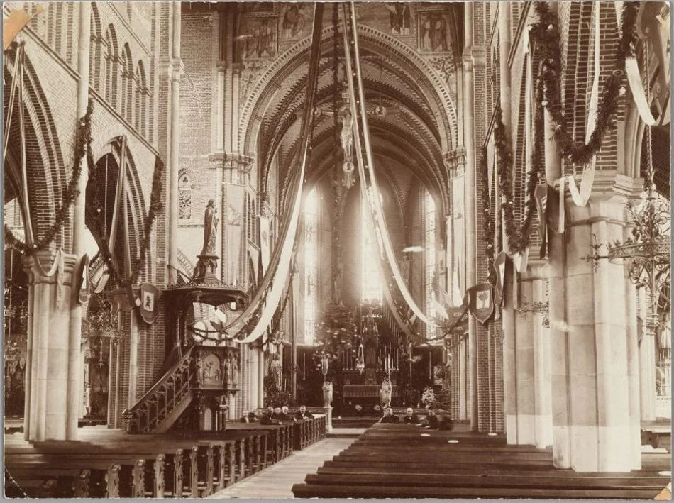 Interieur van de Sint-Laurenskerk, 1895