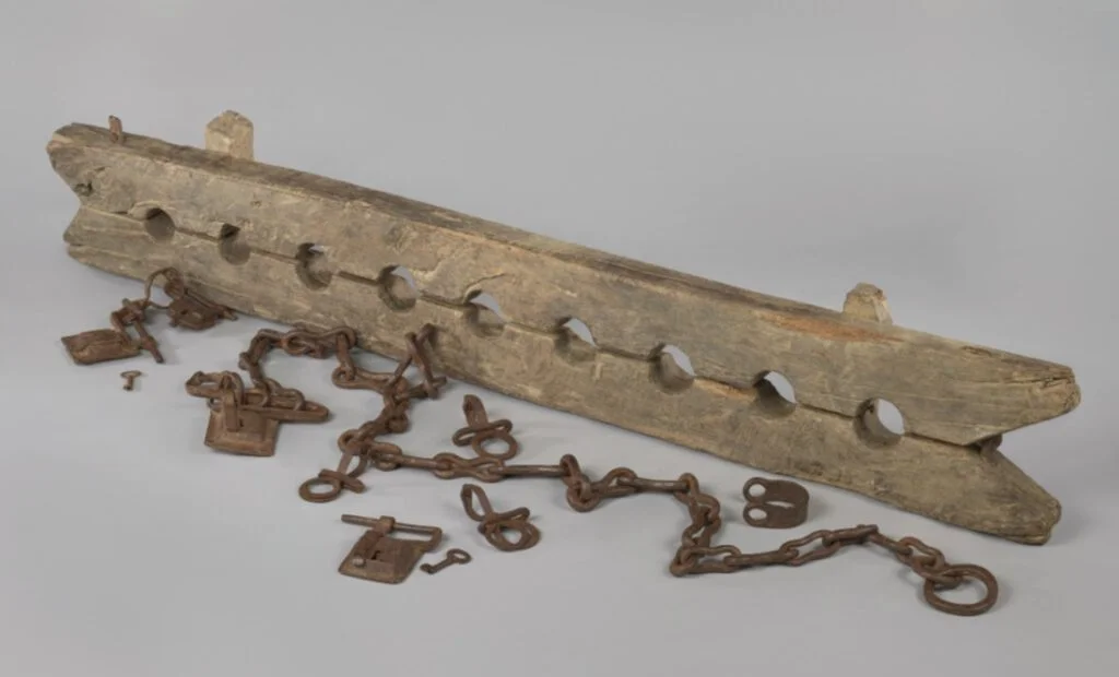 Anoniem, Meervoudige voetboei voor het ketenen van tot slaaf gemaakte mensen, met 6 losse boeien, ca. 1600-1800 