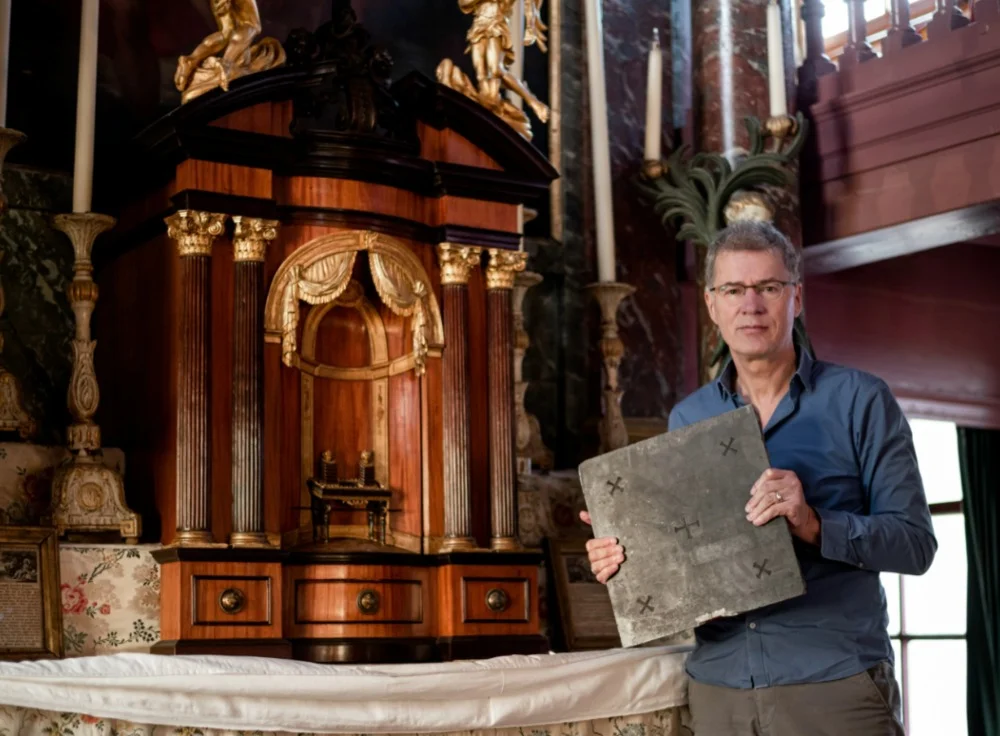 Robert Schillemans in de huiskerk van Museum Ons’ Lieve Heer op Solder