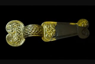 Vergulde domburgfibula met dierkop- en vlechtbandversiering, Swichum, 600 - 700 na Chr.,