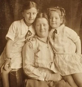 Hannie Schaft met haar zus en moeder, 1926