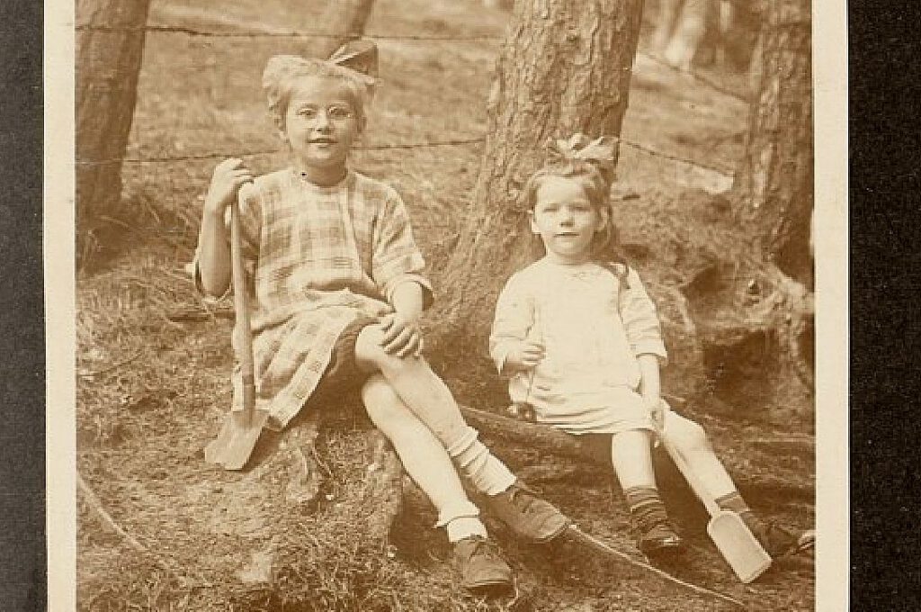 Hannie Schaft (r.) met haar zus in 1924.